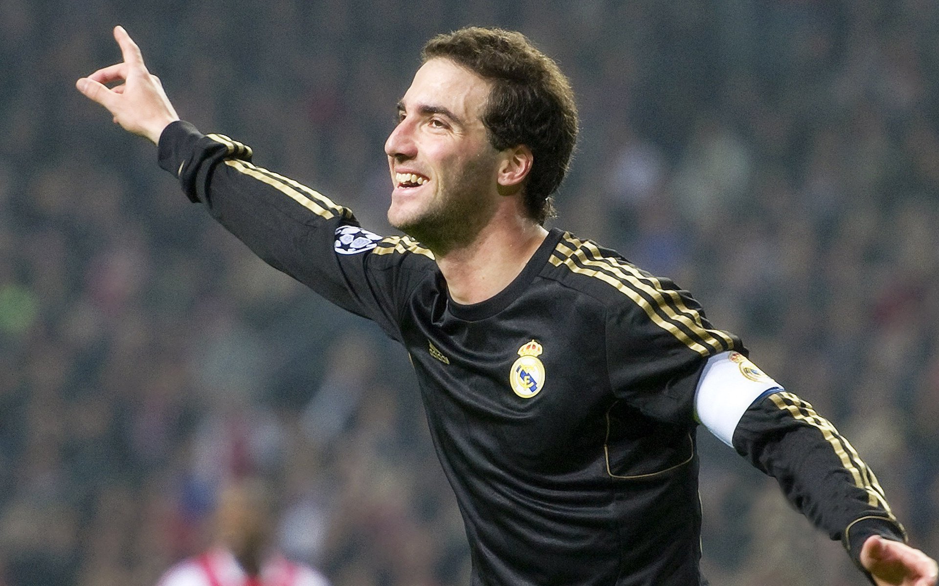 裁判团队在赛后公开说明争议判罚理由，裁判宣布比赛开始